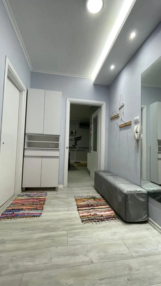 Tirane, affitto mensile appartamento 1+1 con balcone al terzo piano, 73 m², 650 € (COMUNE DI PARISIT)