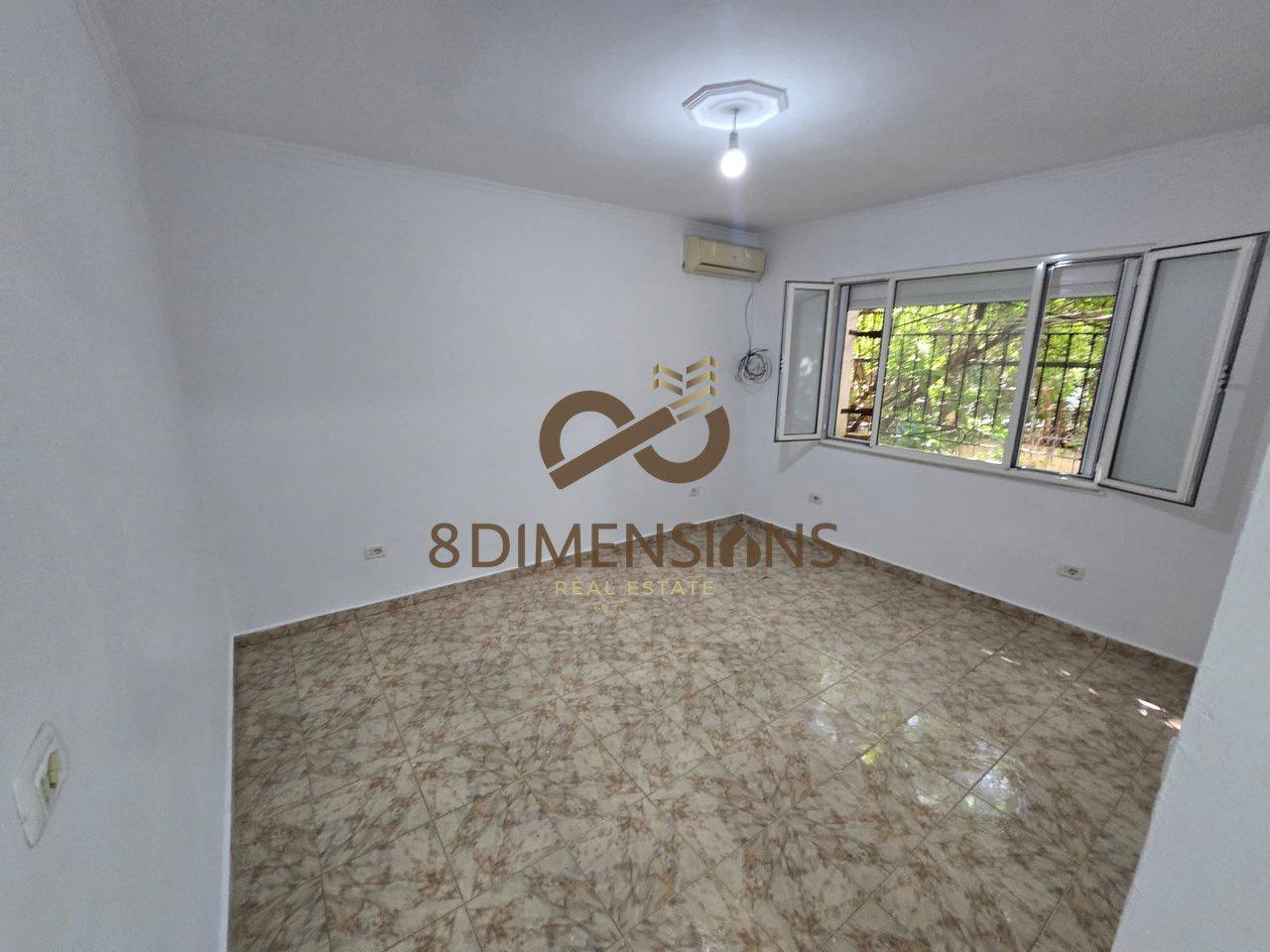 Vendita di 2 locali commerciali e garage in via Kavajes (D815A-38)
