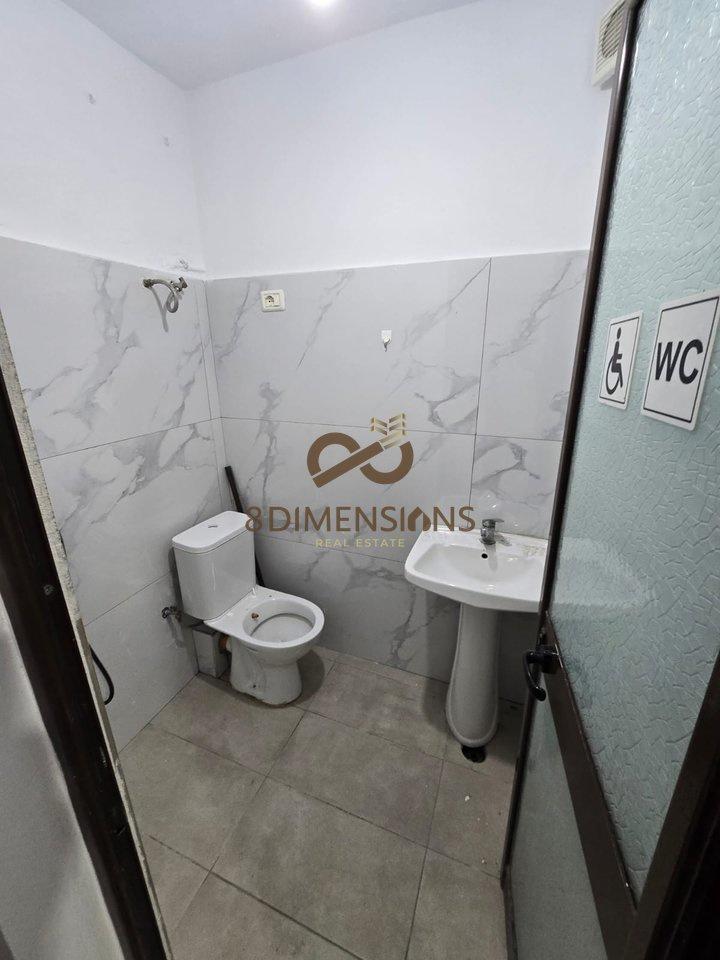 Vendita di 2 locali commerciali e garage in via Kavajes (D815A-38)