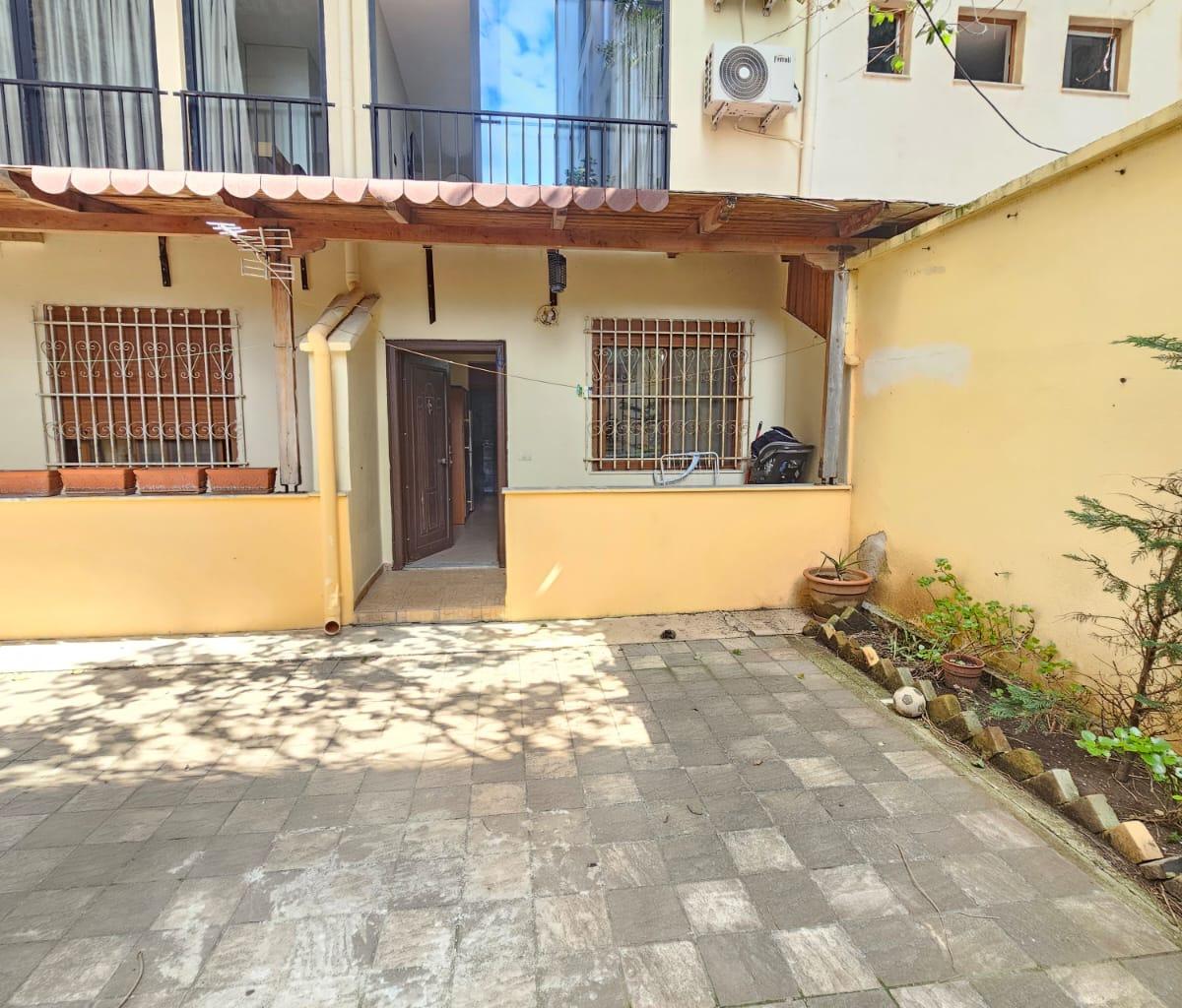 Due appartamenti con cortile vicino al mare – Scembi di Kavajë