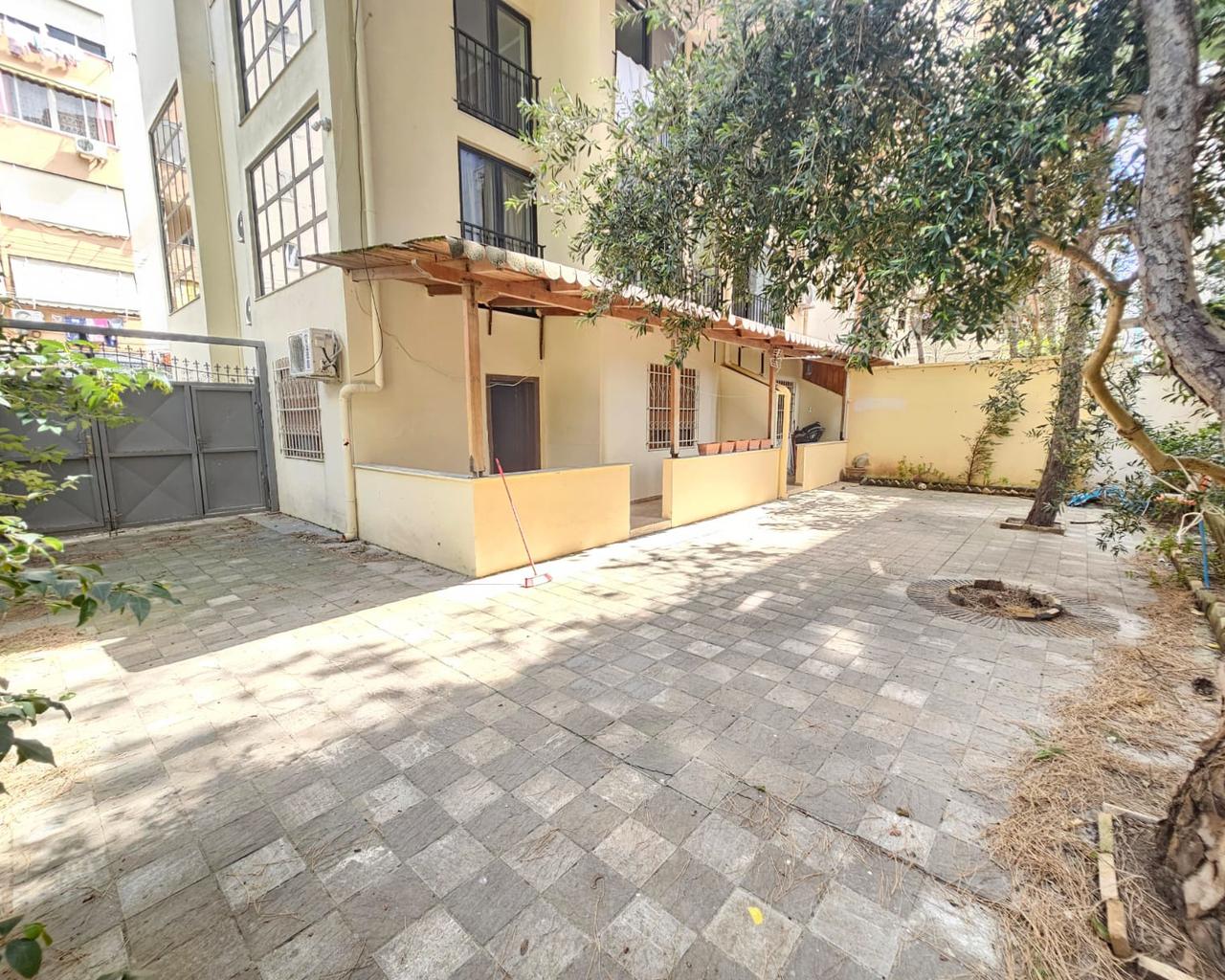 SHITEN 2 APARTAMENTE ME OBORR PRANË DETIT – SHKËMBI I KAVAJË