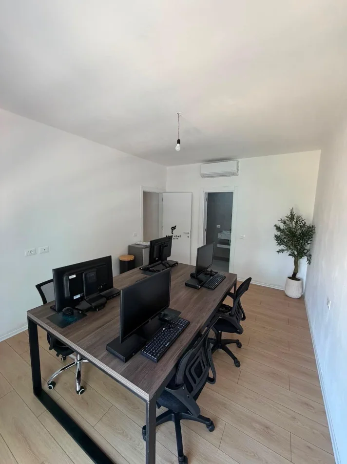 Tirane, affitto ufficio Kati 2, 122 m² 1.300 € (JORDAN MISJA)