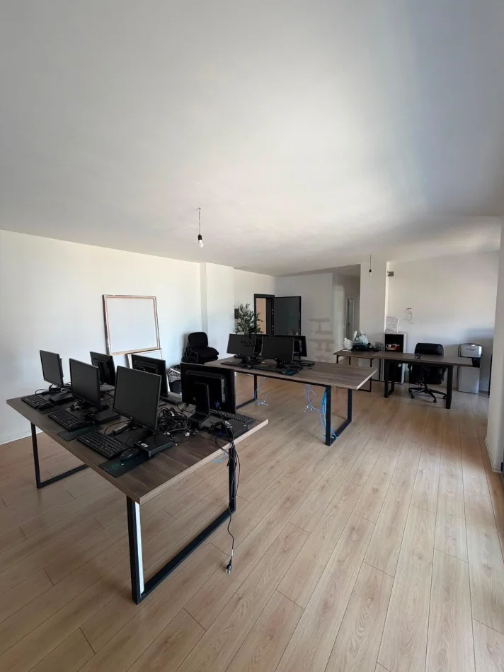 Tirane, affitto ufficio Kati 2, 122 m² 1.300 € (JORDAN MISJA)