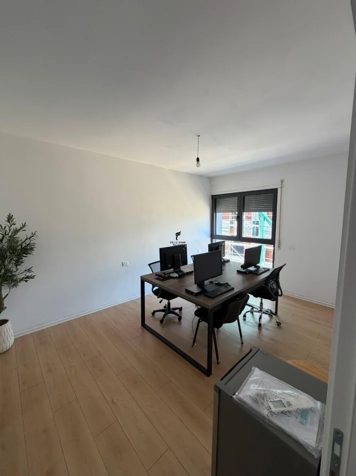 Tirane, affitto ufficio Kati 2, 122 m² 1.300 € (JORDAN MISJA)