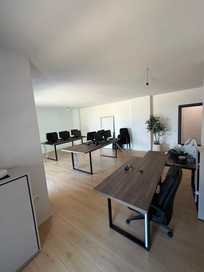 Tirane, affitto ufficio Kati 2, 122 m² 1.300 € (JORDAN MISJA)