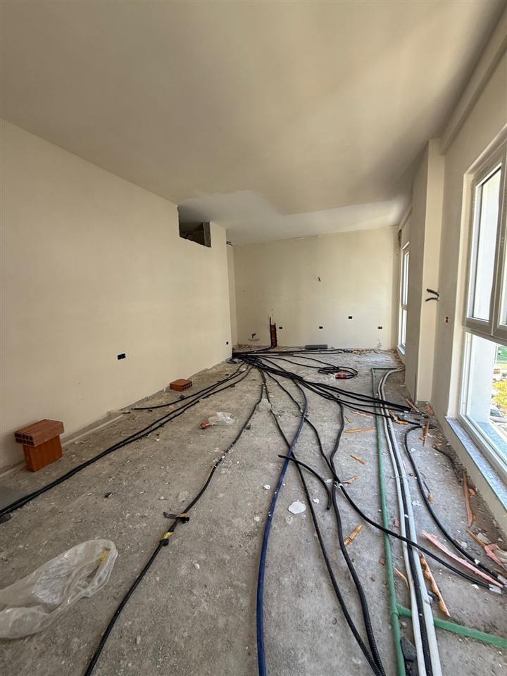 Zyra con affitto di 100 m2 in Comune di Parisit 1000 euro