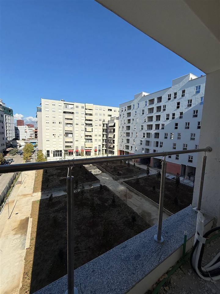Zyra con affitto di 100 m2 in Comune di Parisit 1000 euro