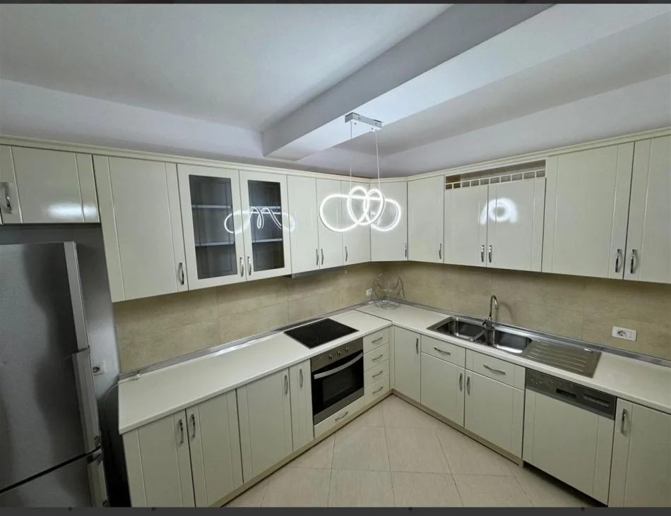 Tirane, affitto appartamento 3+1+Balcone Piano 7, 100 m² 1.000 € (LIQENI TOTALE)