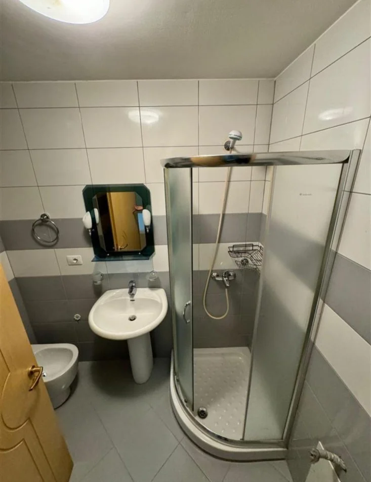 Tirane, affitto appartamento 3+1+Balcone Piano 7, 100 m² 1.000 € (LIQENI TOTALE)