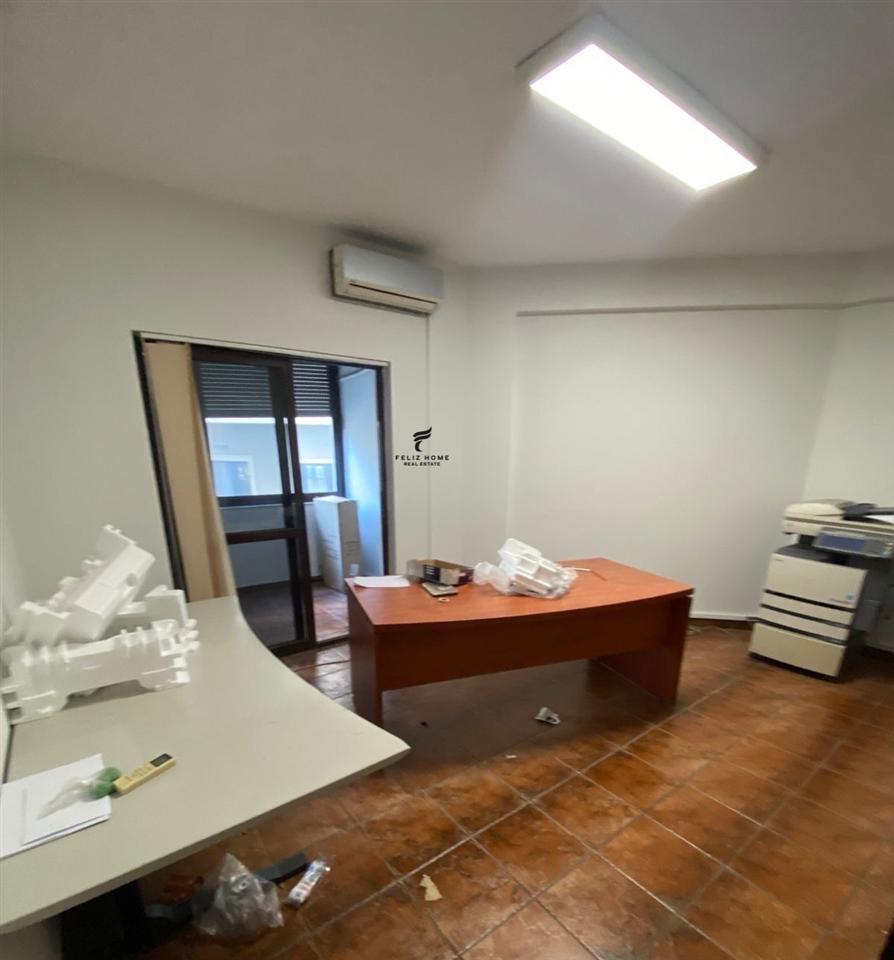 Zyra con Affitto 106 m² Myslym Shyri 800 Euro