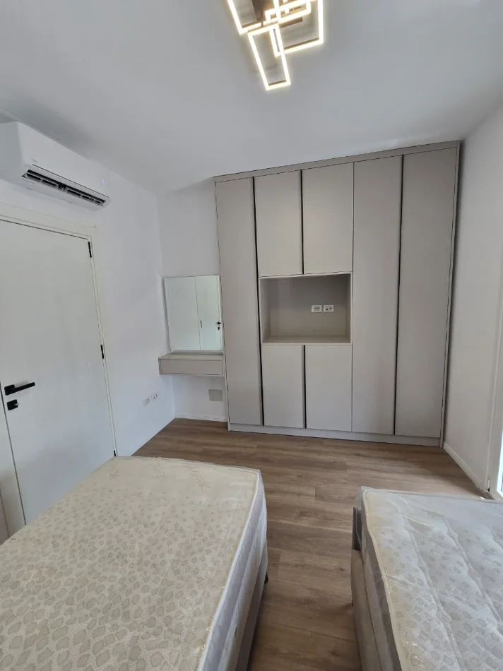 Tirane, affitto appartamento 2+1, 110 m² a 1.000 € (SCUOLA GIALLA)