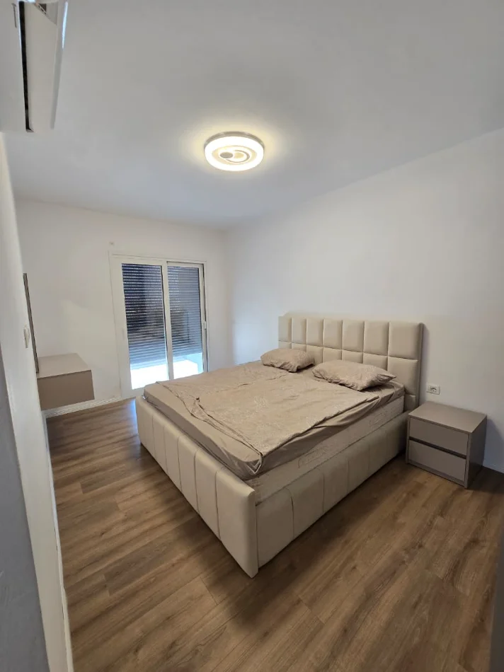 Tirane, affitto appartamento 2+1, 110 m² a 1.000 € (SCUOLA GIALLA)