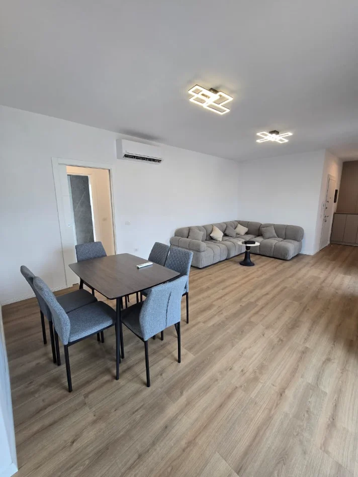 Tirane, affitto appartamento 2+1, 110 m² a 1.000 € (SCUOLA GIALLA)