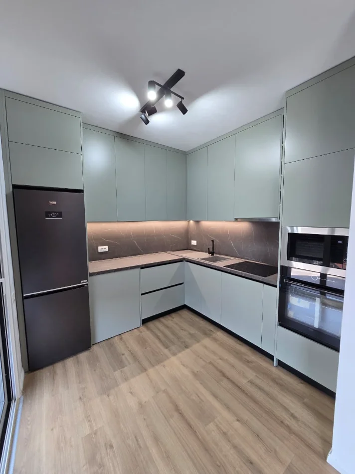 Tirane, affitto appartamento 2+1, 110 m² a 1.000 € (SCUOLA GIALLA)