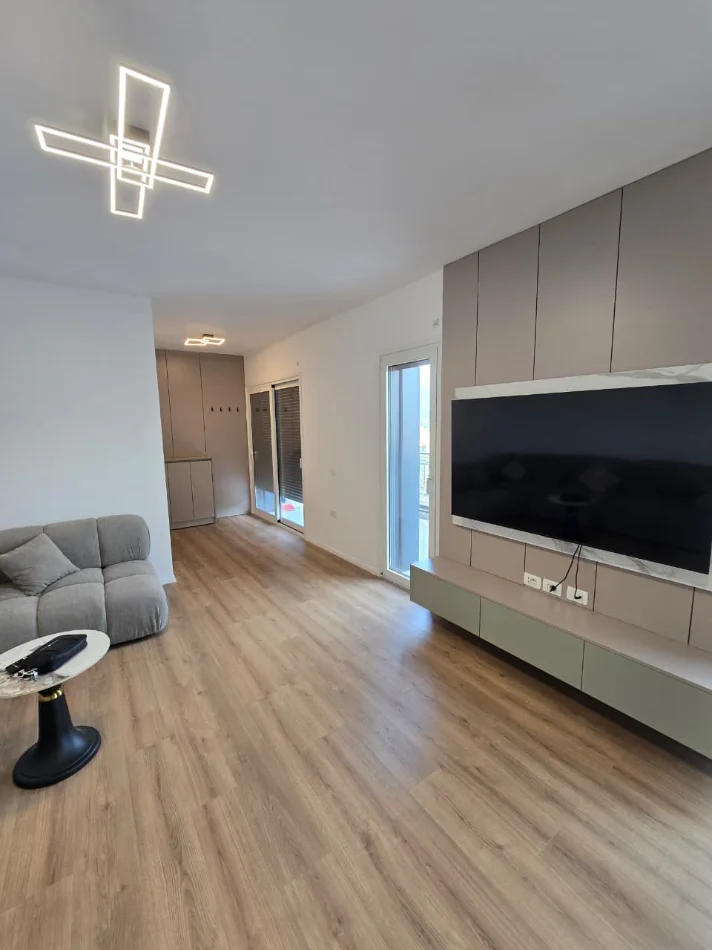 Tirane, jepet me qera apartament 2+1 , 110 m² 1.000 € (SHKOLLA E KUQE)
