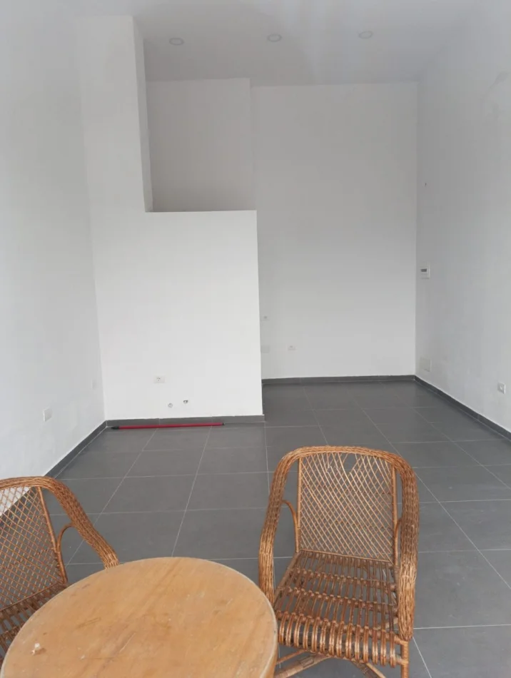 Tirane, affitto locale commerciale di 50 m² a 500 € (Via Hamdi Sulçebe)