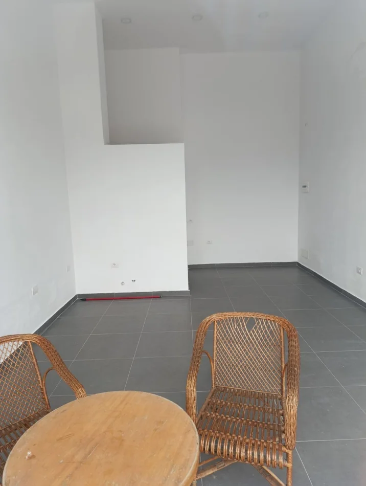 Tirane, affitto locale commerciale di 50 m² a 500 € (Via Hamdi Sulçebe)