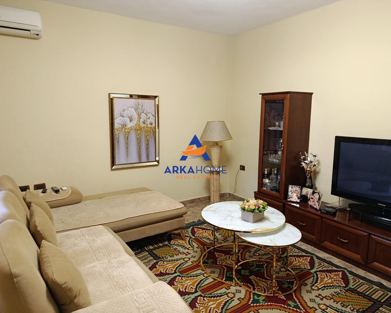 JEPET SHTEPI PRIVATE ME QERA 220M2 "RRUGA ARKITETKT SINANI"