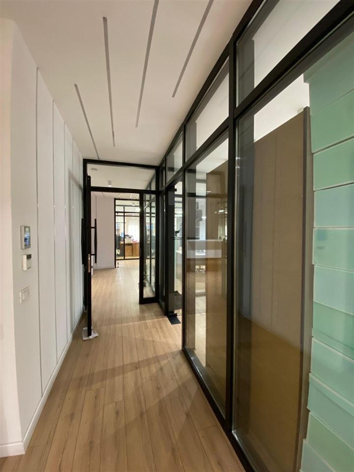 ZYRE ME QERA 317 M2 RRUGA E BARIKADAVE 4600 EURO