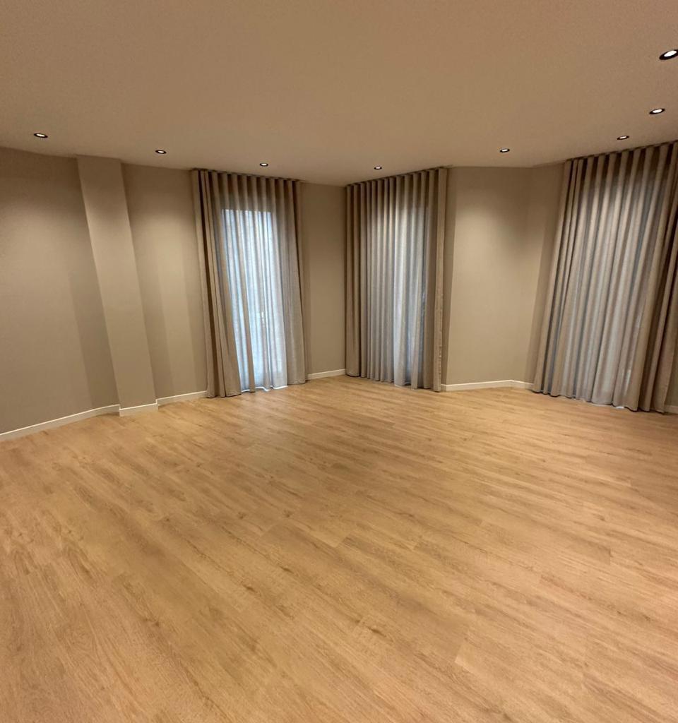 3-Storey Villa for Rent Near Lake of the Dry