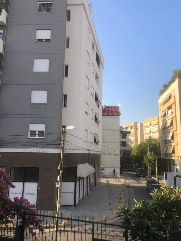 Tirana, affitto locale commerciale Kati 1, 66 m² 600 € (Municipio di Parigi)