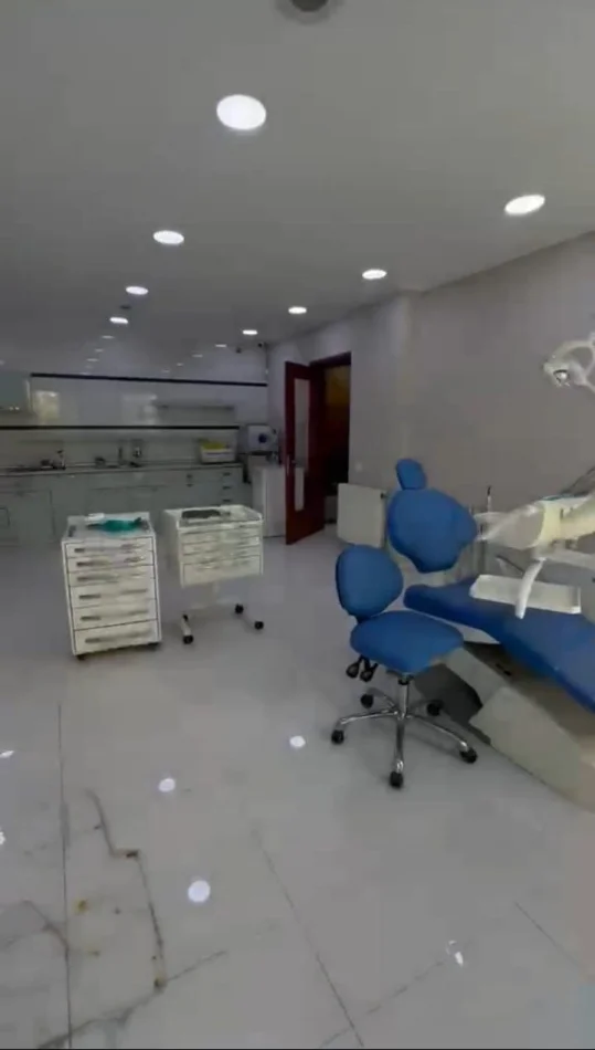 Tirane, jepet me qera ambjent biznesi Kati 1, 90 m² 850 € (Komuna e Parisit)
