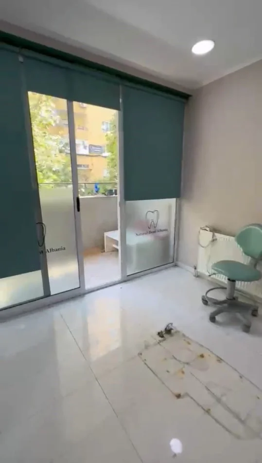 Tirane, jepet me qera ambjent biznesi Kati 1, 90 m² 850 € (Komuna e Parisit)