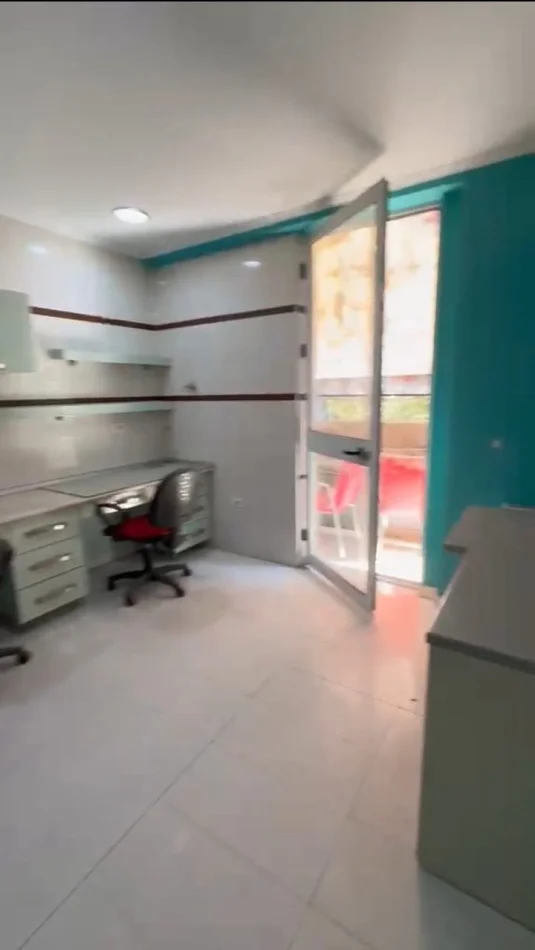 Tirane, jepet me qera ambjent biznesi Kati 1, 90 m² 850 € (Komuna e Parisit)
