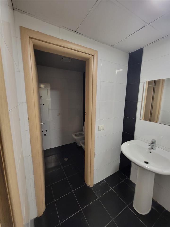 ZYRE ME QERA 210 M2 BLLOK 3700 EURO