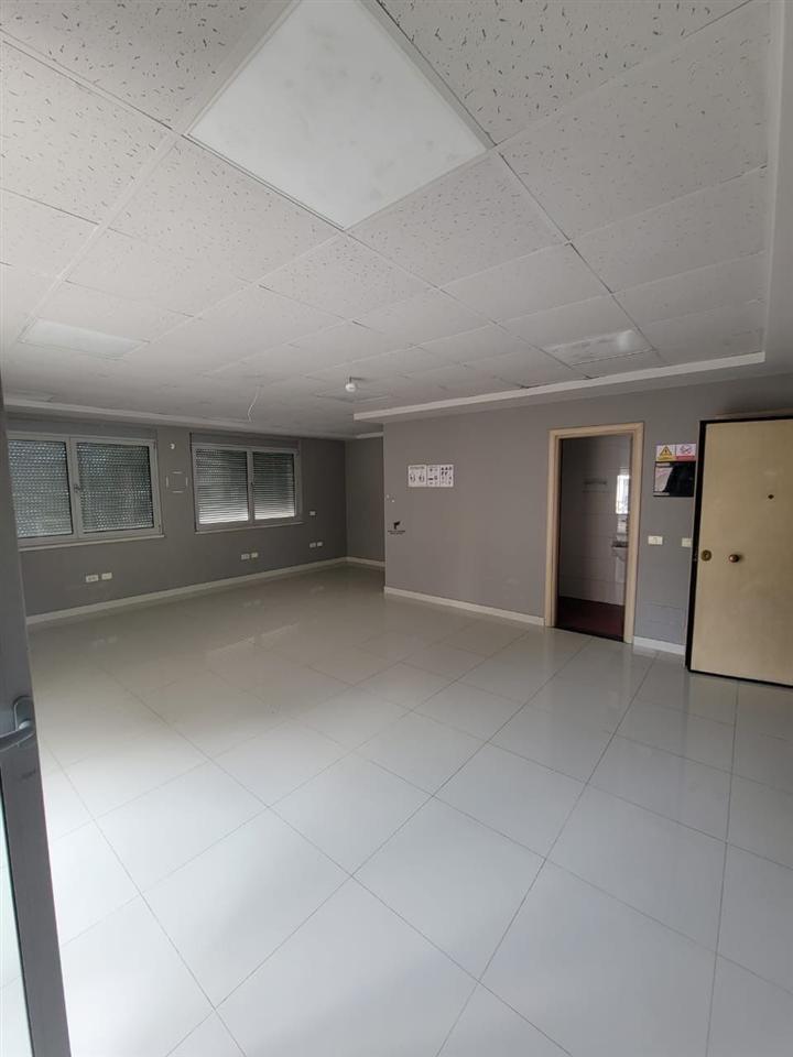 ZYRE ME QERA 210 M2 BLLOK 3700 EURO
