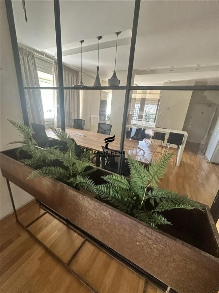 Tirane, affitto ufficio al piano 6, 140 m² 3.200 € (XHAMLLIKU)