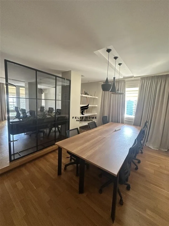 Tirane, affitto ufficio al piano 6, 140 m² 3.200 € (XHAMLLIKU)