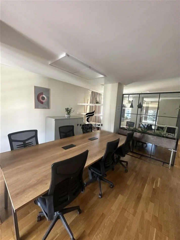 Tirane, affitto ufficio al piano 6, 140 m² 3.200 € (XHAMLLIKU)