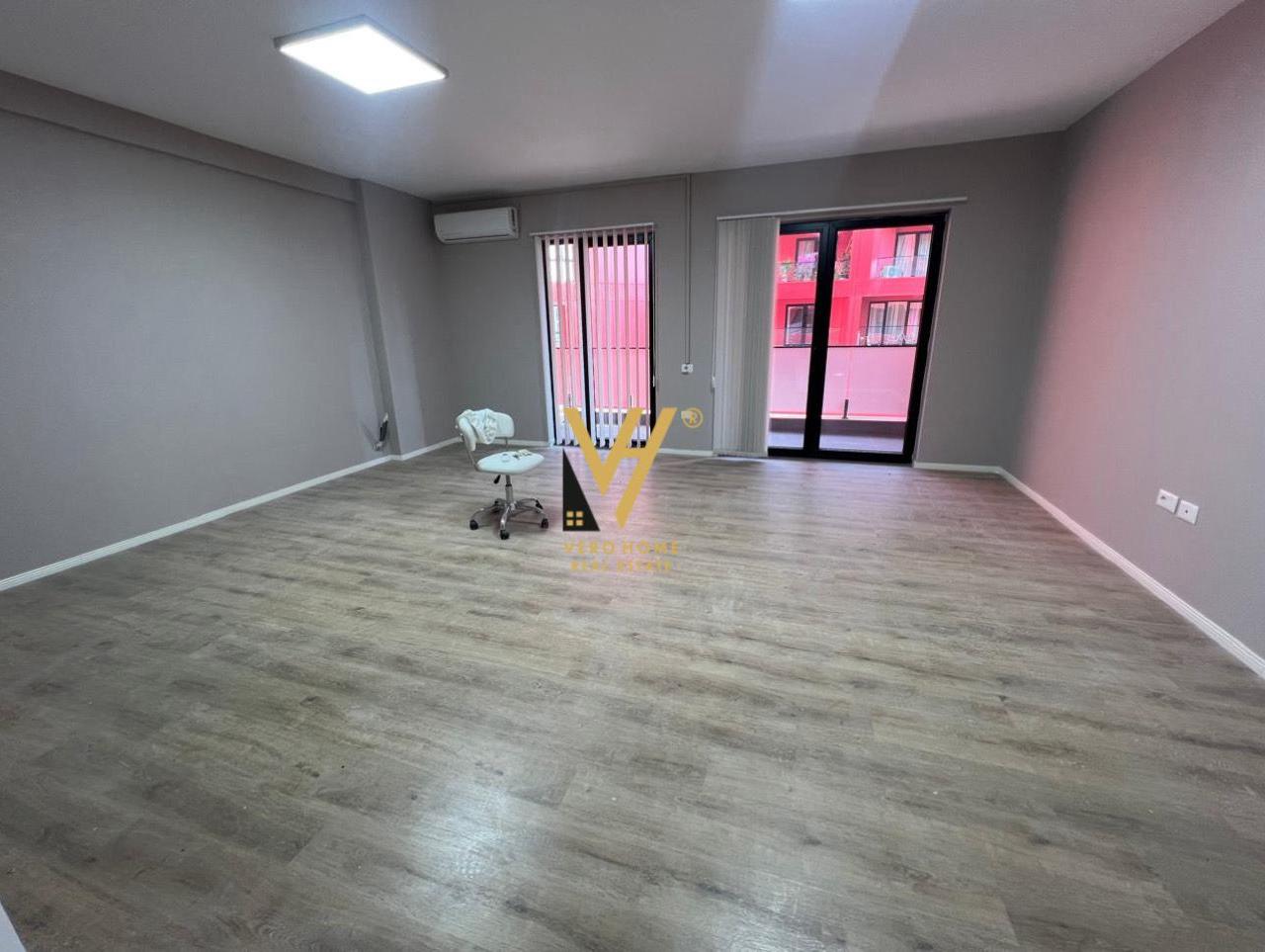 JEPET ZYRE 133 M2 ME QIRA TE RRUGA E DIBRES 920 EURO