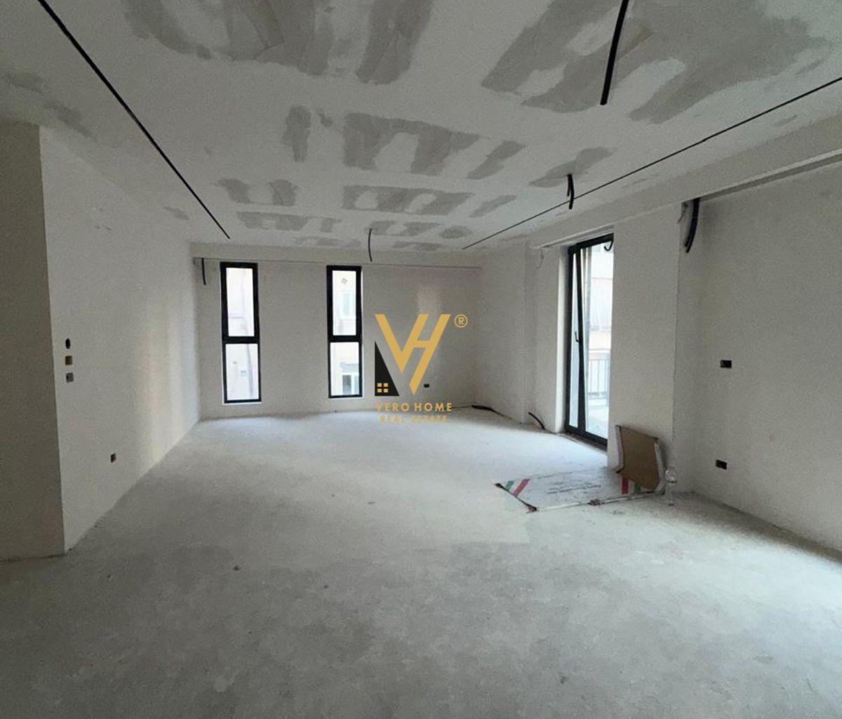 JEPET ZYRE 100 M2 ME QERA TE RRUGA E KAVAJES 1.000 EURO