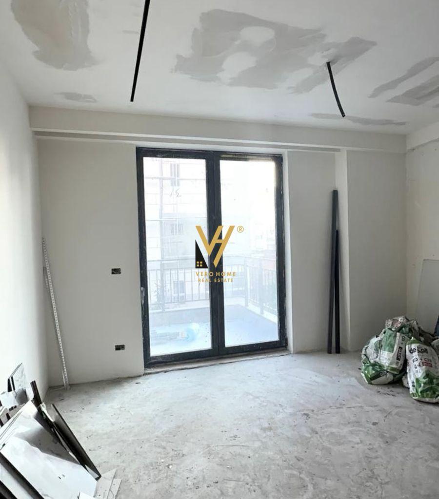 JEPET ZYRE 100 M2 ME QERA TE RRUGA E KAVAJES 1.000 EURO