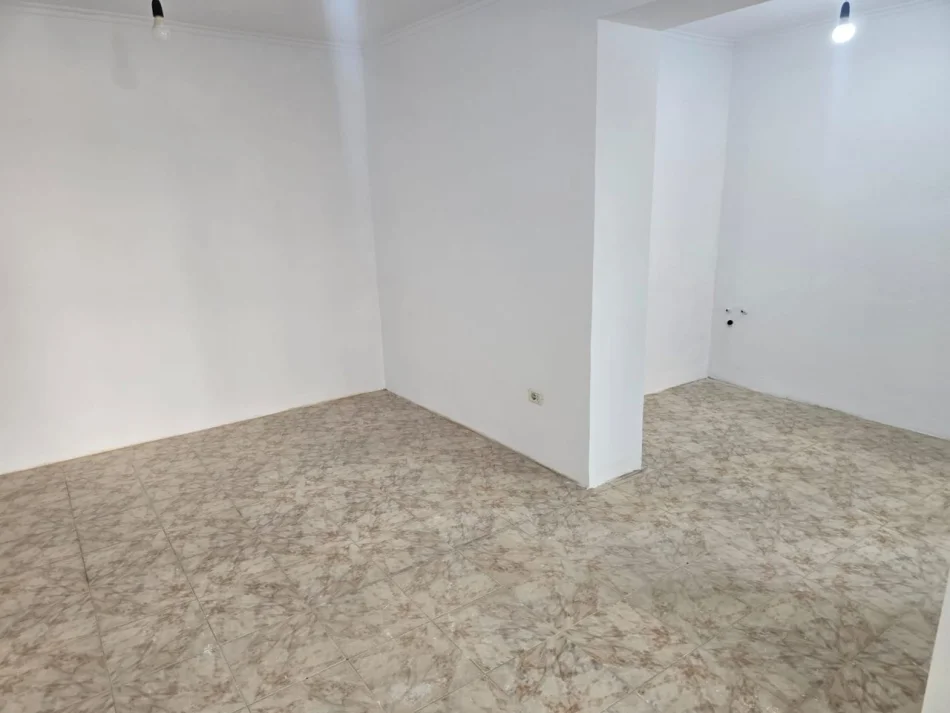 Tirana, locale commerciale in vendita Piano terra, 64 m² 195.000 € (Via Kavaja)