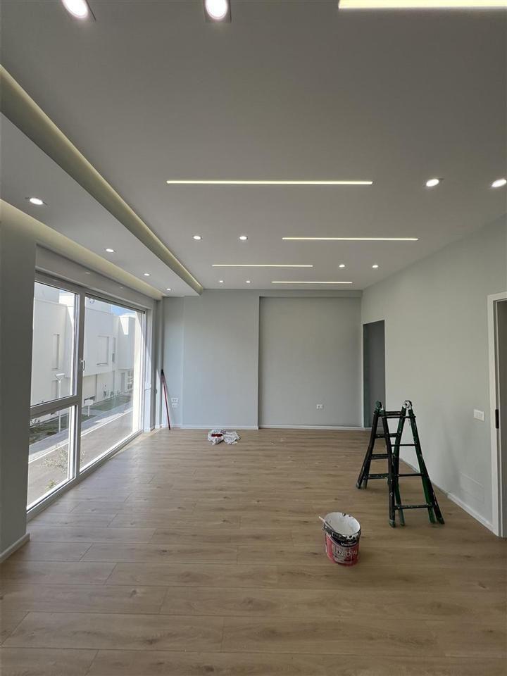AMBIENT BIZNESI ME QERA 200 M2 FARKE I 1400 EURO