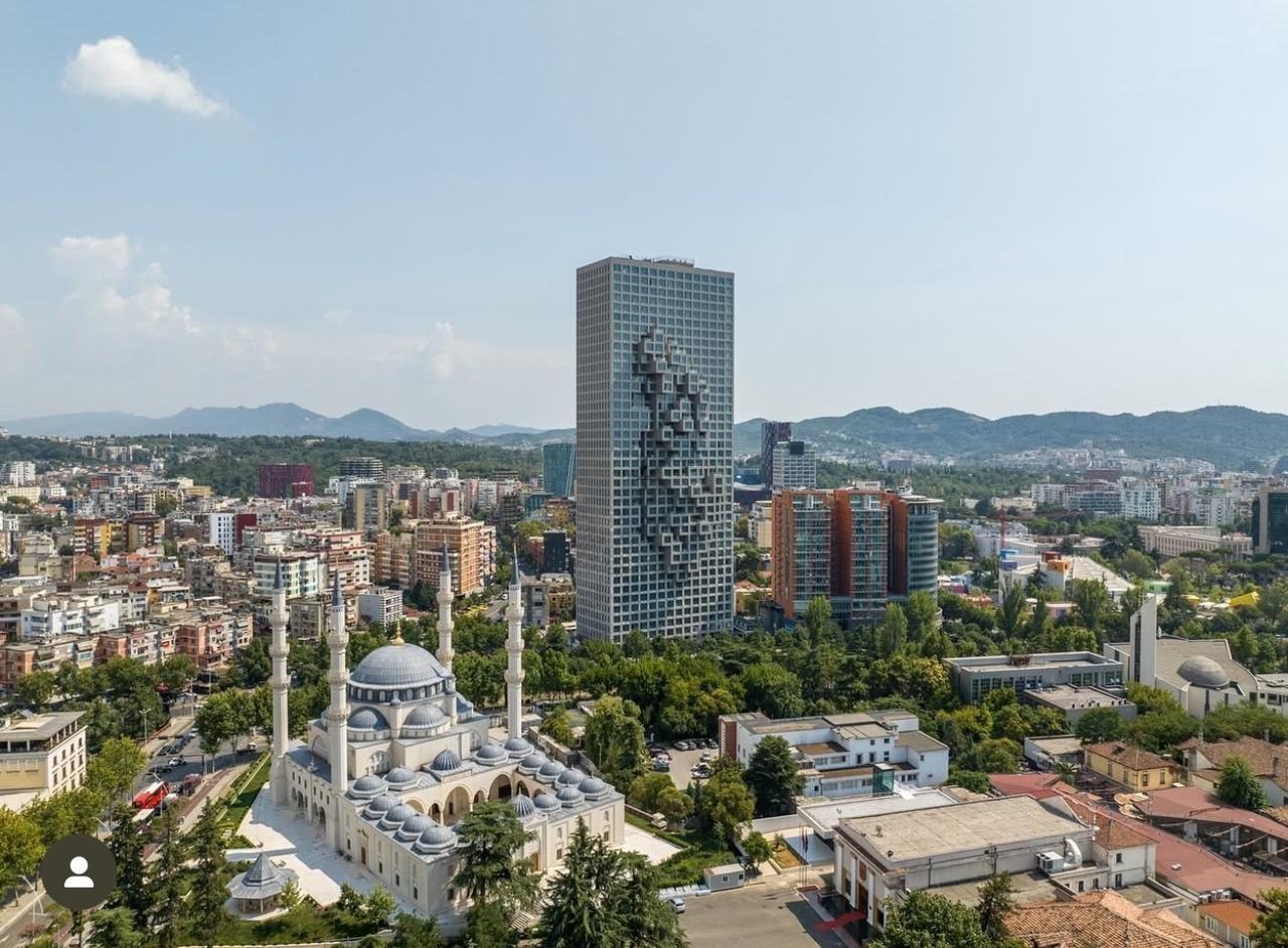 ZYRE ME QERA 390 M2 DOWNTOWN RRUGA E ELBASANIT 11.700 EURO
