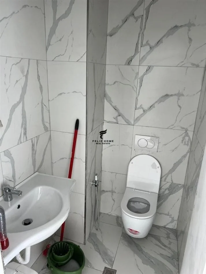 Tirane, affitto ufficio di 1 stanza, 63 m², 1.000 € (VISTA LAGO)