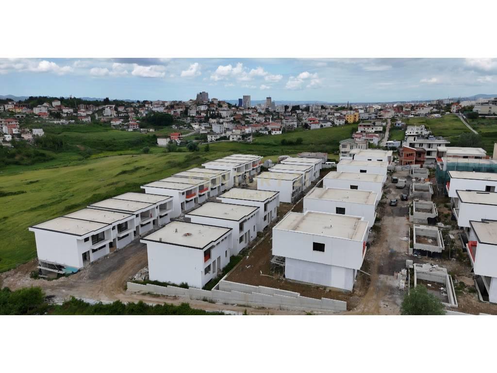 EXCLUSIVE VILLAS FOR SALE IN 'SIAR' COMPLEX, FARKES LAKE