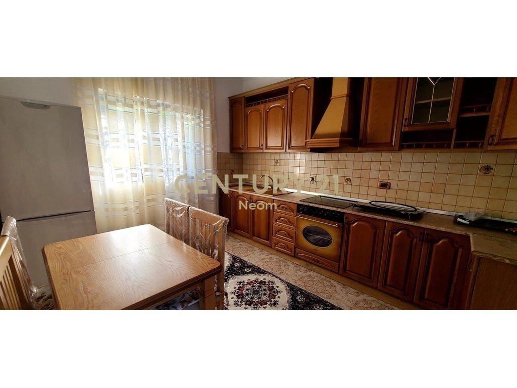 Jepet shtepi private 2+1 tek Rr. Jordan Misja! Neom125081