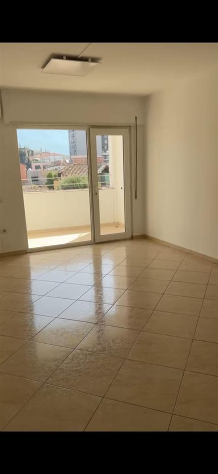 Zyra con Piano Terra di 128 m² in Via Kodra a 50.000 lek