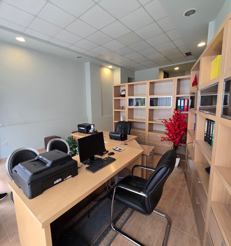 🏢 Jepet me qira Ambient Komercial – Ambasador 2