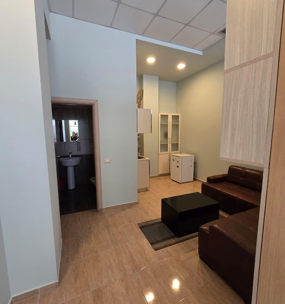🏢 Jepet me qira Ambient Komercial – Ambasador 2