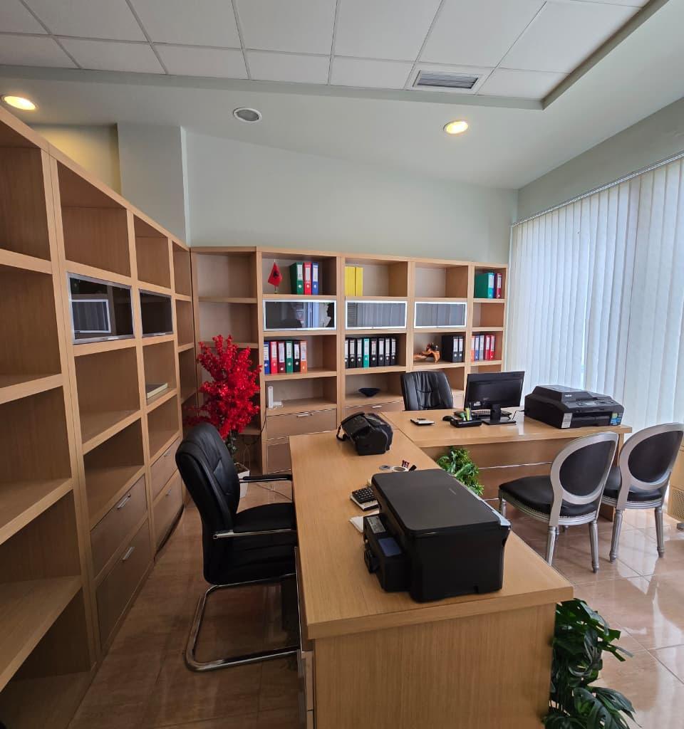 🏢 Jepet me qira Ambient Komercial – Ambasador 2
