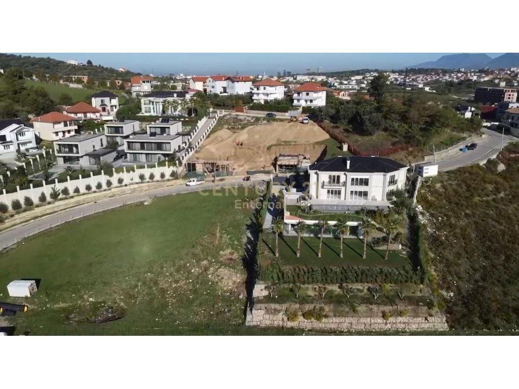 VILË LUKSOZE NË SHITJE | MJULL-BATHORE
