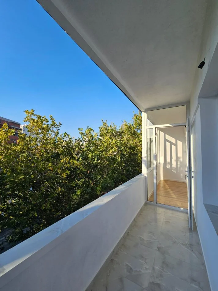 Tirane, vendesi appartamento 1+1 con balcone al quinto piano, 48 m², 133.000 € (RRUGA E KAVAJES)