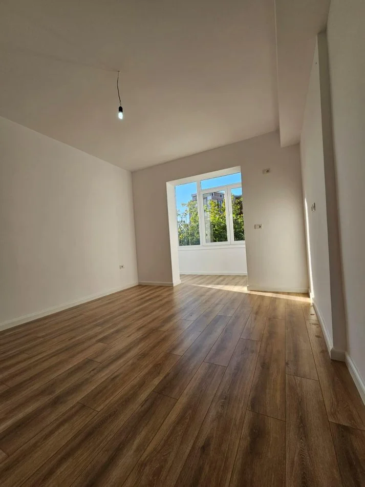 Tirane, vendesi appartamento 1+1 con balcone al quinto piano, 48 m², 133.000 € (RRUGA E KAVAJES)