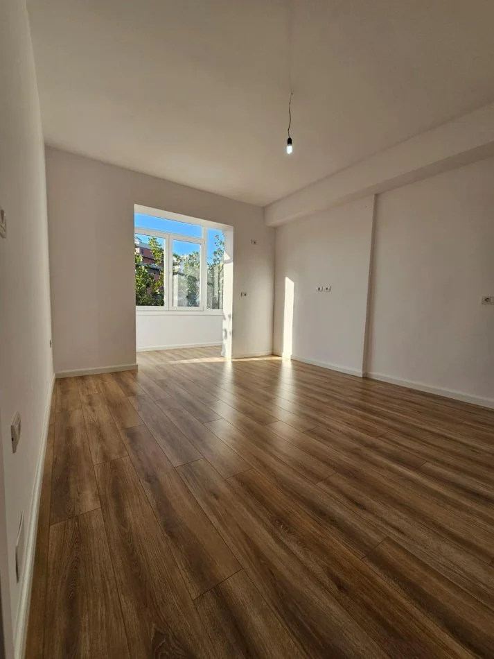 Tirane, vendesi appartamento 1+1 con balcone al quinto piano, 48 m², 133.000 € (RRUGA E KAVAJES)
